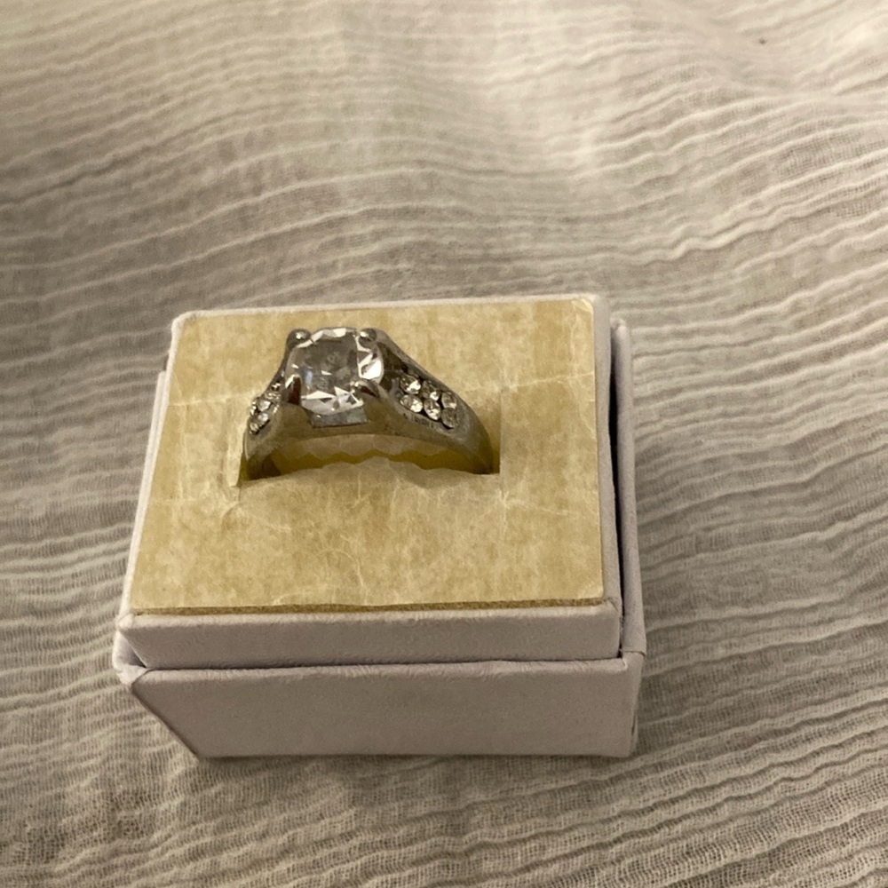 Elegant Silver Ring with Diamonds